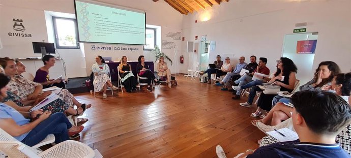 Miembros de la mesa de Ibdona, que han presentado los datos sobre el servicio telefónico 24 horas para las víctimas de violencia de género en Eivissa.