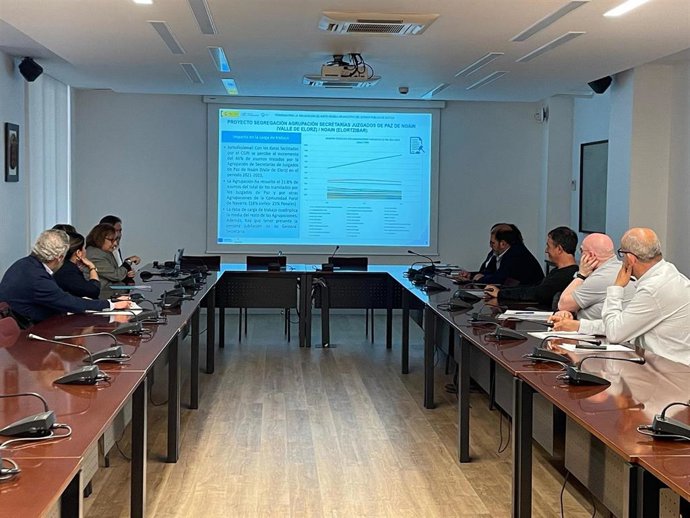 Representantes del Gobierno de Navarra y de los ayuntamientos participantes, durante la reunión.