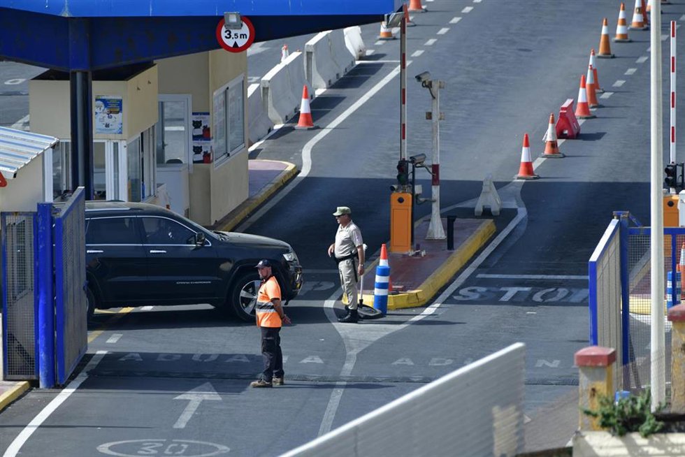Archivo - Un coche cruza la frontera, a 26 de agosto de 2023, en Ceuta (España), coincidiendo con la operación Paso del Estrecho.