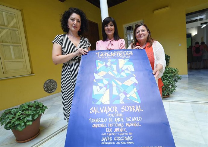 La diputada de Cultura y Educación, Pilar Caracuel, la primera teniente de alcalde de Salobreña, María del Carmen Rodríguez, y la concejal de Cultura de Salobreña, Maribel Ruiz, presentan la 33 edición del Festival Tendencias.