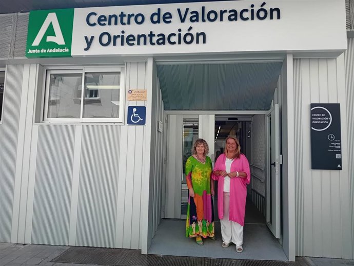 Ángela Hidalgo (d), en la visita al Centro de Valoración y Orientación.
