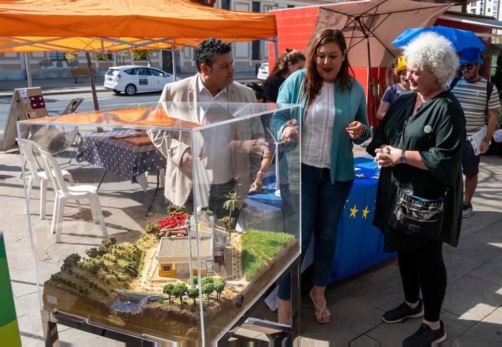 El diputado de Energía y Medio Ambiente, Arturo Alpresa, y la diputada de Desarrollo Territorial y Fondos Europeos, Rocío Moreno, participan en los actos organizados por la Diputación de Huelva con motivo de la Semana Europea de la Energía.