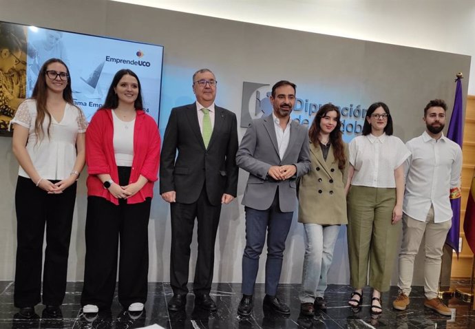 Arenas y Romero (centro), con los participantes de EmprendeUCO que han presentado los proyectos.