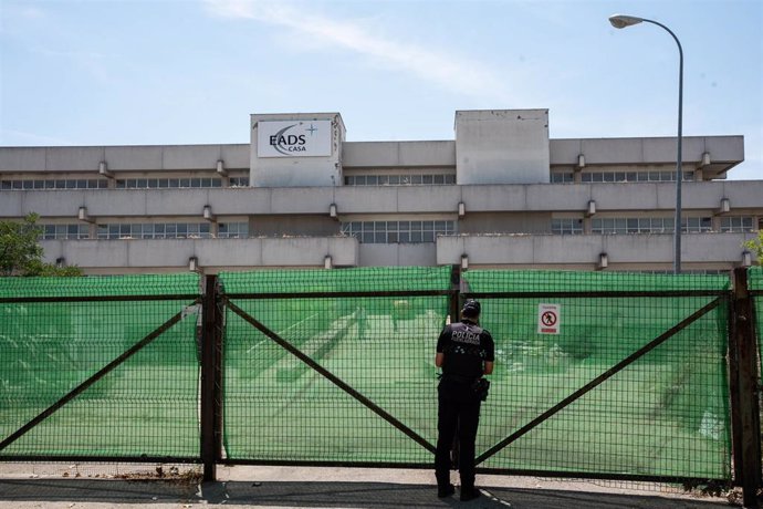 Un policía en la puerta de las instalaciones donde se está llevando a cabo la obra en el polígono de La Cantueña, a 5 de junio de 2024, en Fuenlabrada, Madrid (España). 