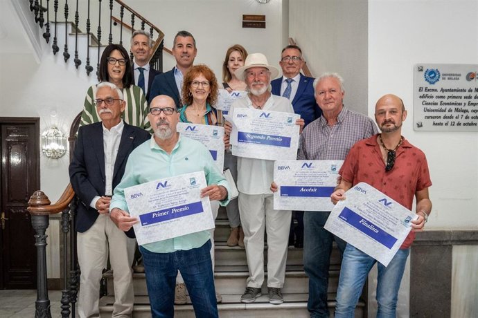 La directora general del Área de Cultura y Patrimonio Histórico, Susana Martín, junto al presidente de la Asociación de Veteranos del BBVA, Manuel Quintanilla, ha inaugurado la exposición en un acto junto a los premiados.