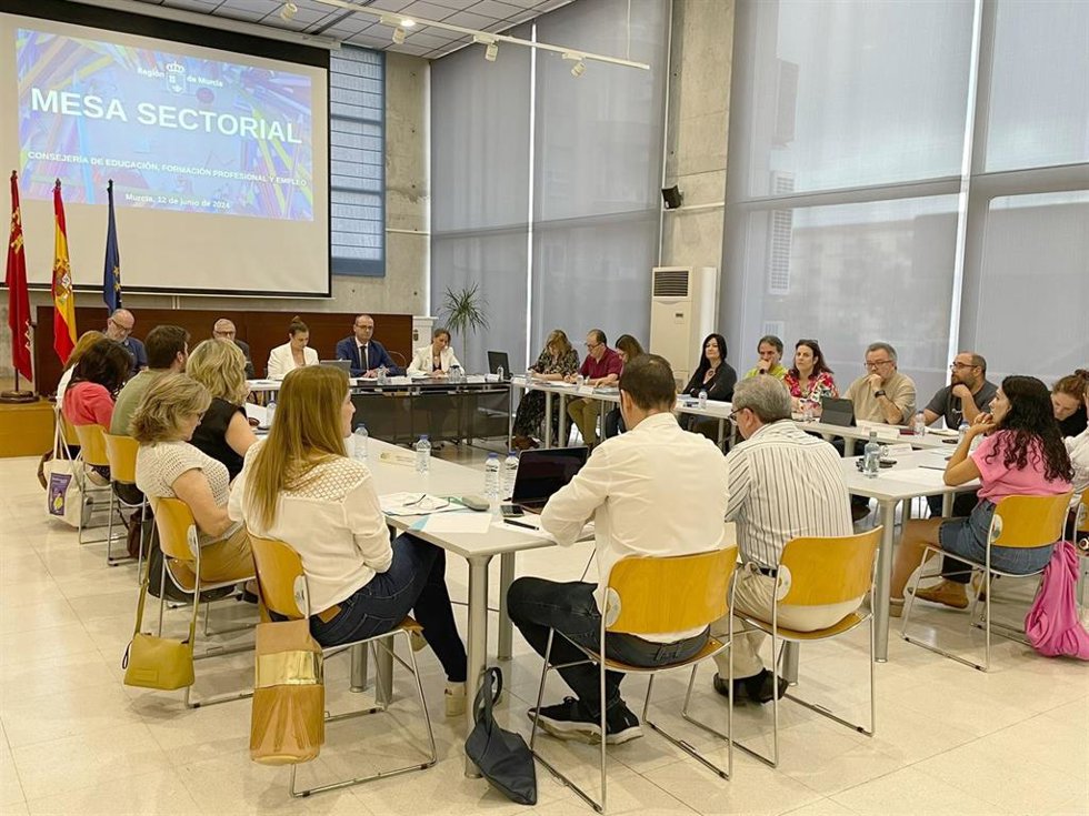 El consejero de Educación, Formación Profesional y Empleo, Víctor Marín, durante la reunión de la Mesa Sectorial de Educación