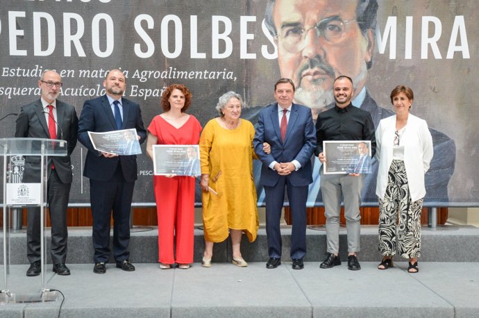 Los investigadores Enrique Quesada, Inmaculada Garrido y Meelad Yousef recogieron el premio de manos del ministro Luis Planas.