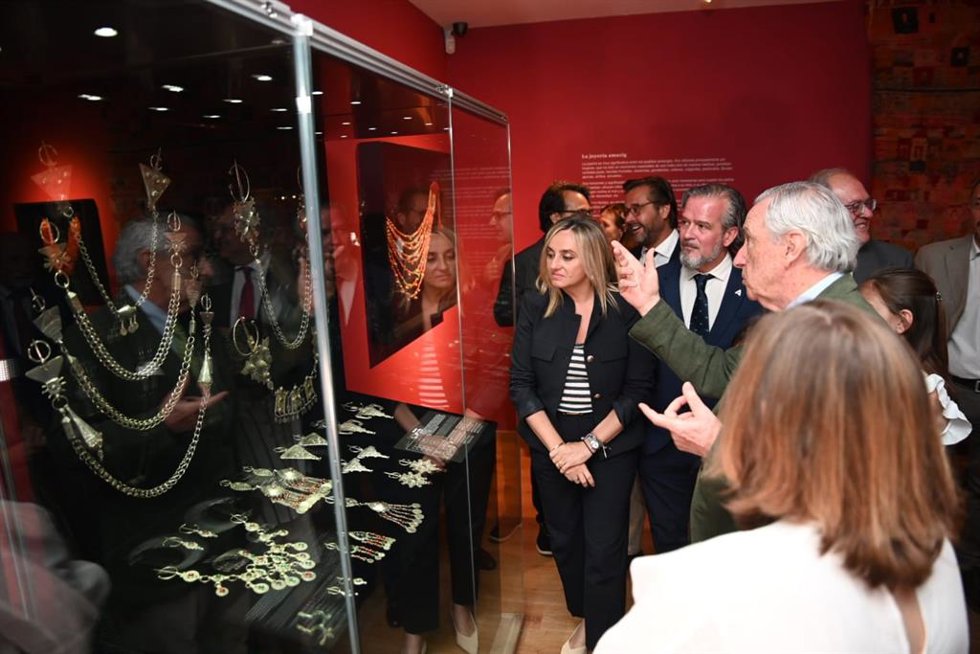 Inauguración de la exposición 'Joyería amazig. Identidad de los pueblos beréberes' con la alcaldesa de Granada, Marifrán Carazo, entre las autoridades