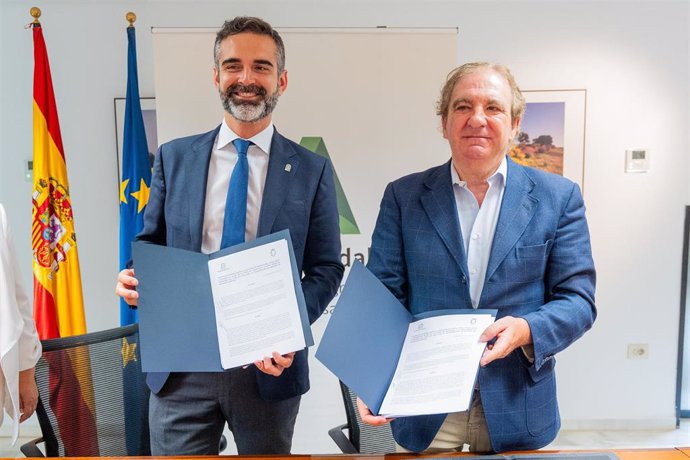 El consejero de Agricultura, Pesca, Agua y Desarrollo Rural, Ramón Fernández-Pacheco, y el presidente de la Real Unión de Criadores de Toro de Lidia, Antonio Bañuelos, durante el acto de la firma del convenio