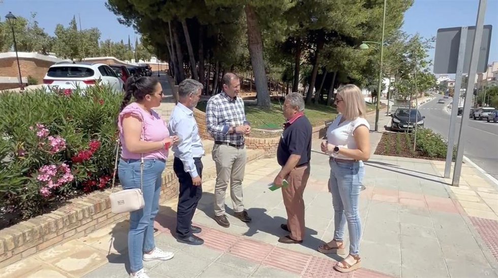 El diputado provincial del PSOE Manuel Lara en una visita a la localidad junto al alcalde de Villanueva de Algaidas, Juan Cívico, y al viceportavoz socialista en la Diputación, José Bernal.
