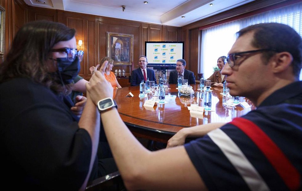 La ONCE potencia el servicio de voluntariado a personas sordociegas con voluntarios conocedores de la lengua de signos