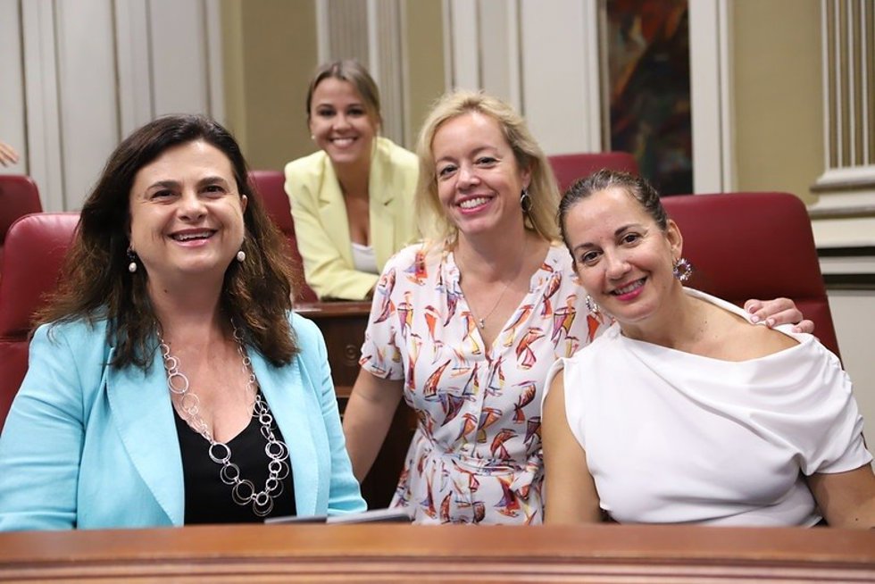 Rosa Viera (i), nueva senadora autonómica por el Parlamento de Canarias