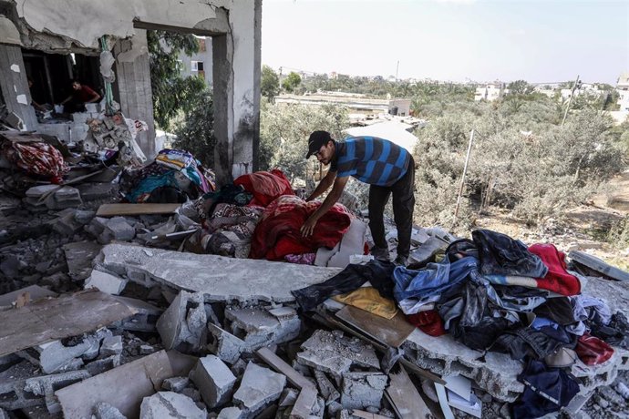 Un palestino inspecciona una vivienda destruida en Al Zawaida, Franja de Gaza