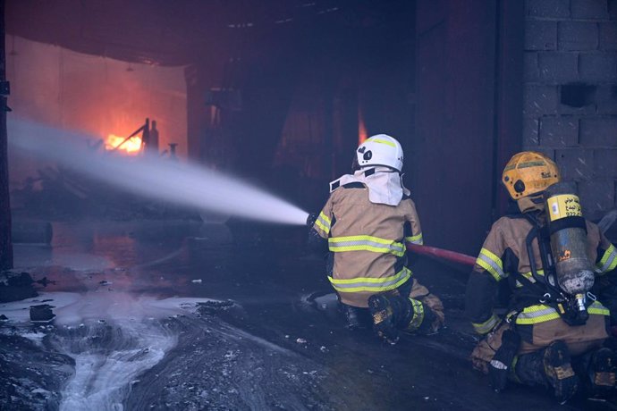 Archivo - Bomberos durante un incendio en un almacén en la provincia de Jahra, en Kuwait (archivo)