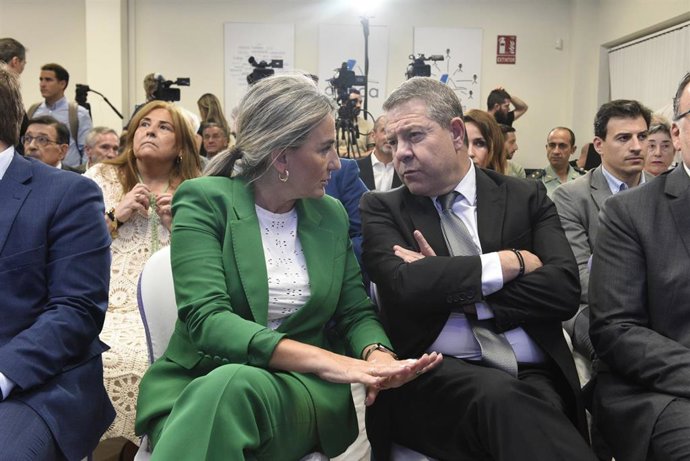 El presidente de C-LM, Emiliano García-Page, y la delegada del Gobierno en la región, Milagros Tolón.