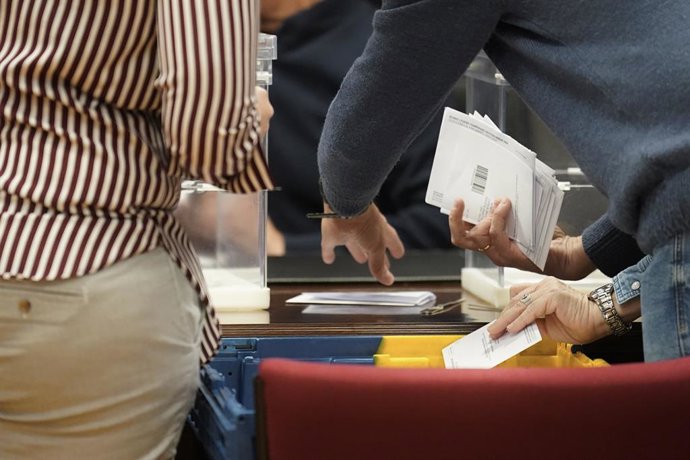 Archivo - Varias personas durante el recuento del voto CERA en el Palacio de Justicia de Bilbao, a 26 de abril de 2024, en Bilbao, Vizcaya, País Vasco (España). 