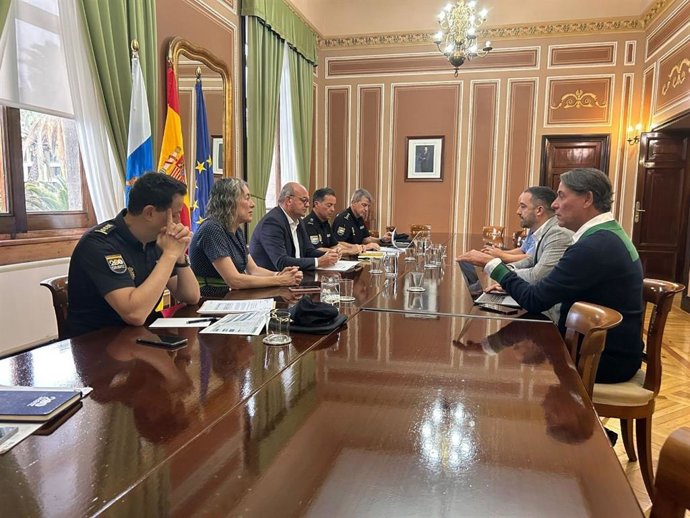 Reunión del delegado del Gobierno en Canarias, Anselmo Pestana, agentes de la Policía Nacional, con el alcalde Telde