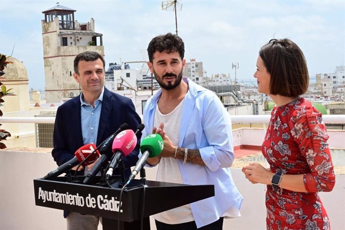 Antoñito Molina con el alcalde de Cádiz, Bruno García, y la concejal de Fiestas, Beatriz Gandullo, tras ser anunciado como pregonero del Carnaval 2025.