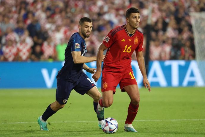 Archivo - Rodri ante Kovacic en el España-Croacia de la final de la Liga de Naciones 2022-2023