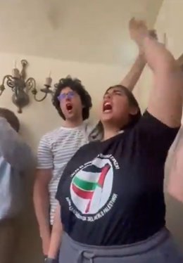 Miembros de Acampada pro Palestina de Oviedo, en el Rectorado