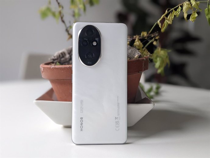 Honor 200 Pro en color blanco
