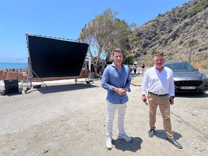 El presidente de la Mancomunidad Axarquía, Jorge Martín, y el alcalde de Torrox, Óscar Medina, en el set de rodaje de la serie.