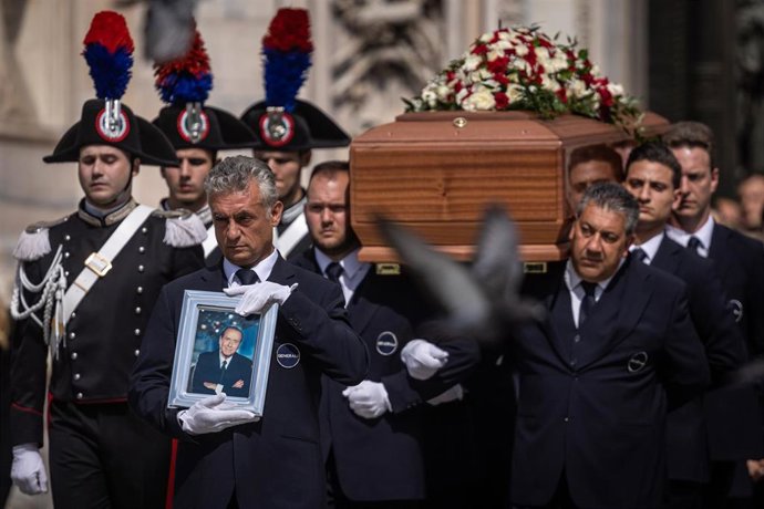 Archivo - Funeral en memoria de Silvio Berlusconi en la catedral de Milán