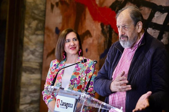 La consejera municipal de Cultura, Educación y Turismo, Sara Fernández, y el actor Josep María Pou.