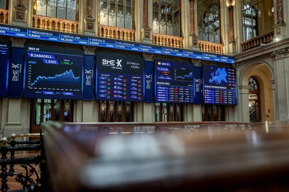 Un panel del Ibex 35, en el Palacio de la Bolsa, a 22 de mayo de 2024, en Madrid (España). 