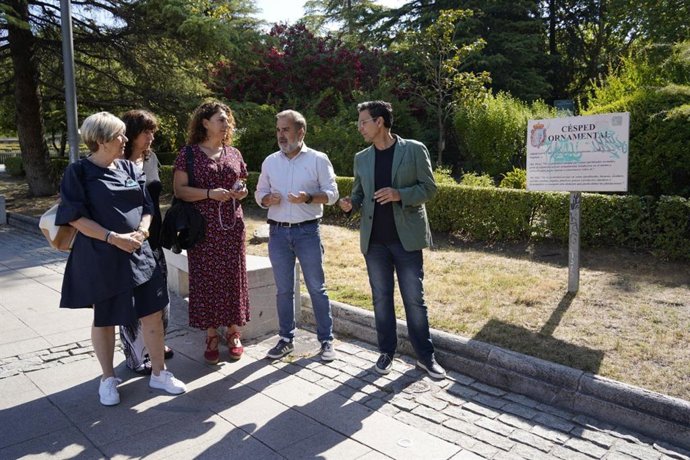 El Grupo Socialista de Granada en una visita con su portavoz, Paco Cuenca, a la derecha en la imagen, a los Jardines del Triunfo