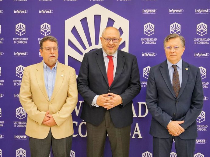 Manuel Torralbo (centro), entre Diego Montenegro y Manuel Rodolfo Otero.