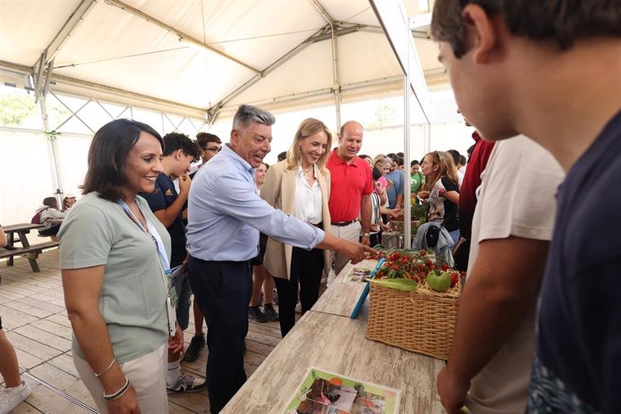 La presidenta de Diputación de Cádiz, Almudena Martínez, recorre la feria ecológica de los Huertos Escolares en el Parque de Los Toruños.