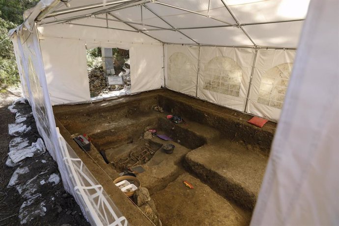 Archivo - Trabajos de excavación de fosas comunes en el Barranco de Víznar, en imagen de archivo