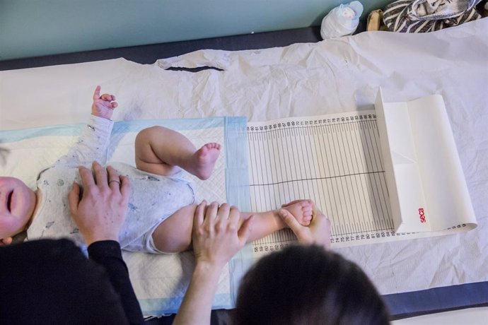 Archivo - La enfermera pediátrica del CASAP de Castelldefels toma las medidas antropomórficas: peso, talla i perímetro craneal del bebé. Neonato, pediatría, ambulatorio, CAP