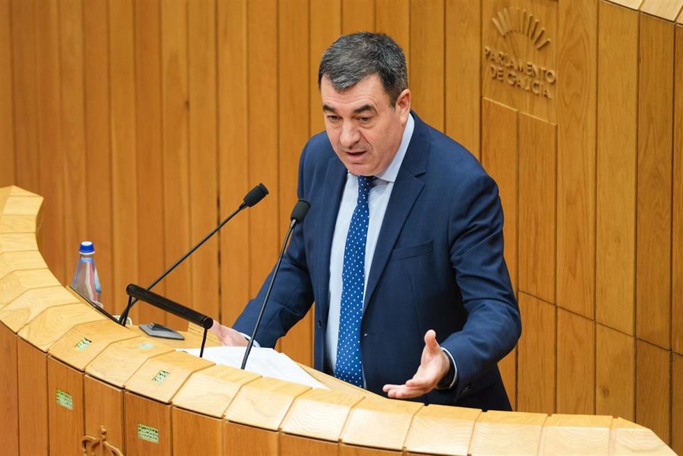 El conselleiro de Educación, Ciencia, Universidades e FP, Román Rodríguez, en el Parlamento gallego.