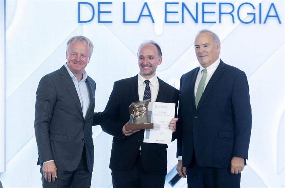 (I-D) El CEO de CEPSA, Maarten Wetselaar, entrega uno de los galardones al redactor de Economía en Europa Press, Francisco Baeza, junto al presidente del Club Español de la Energía, Mario Ruiz Tagle, durante la entrega de los XXXIV Premios de la Energía