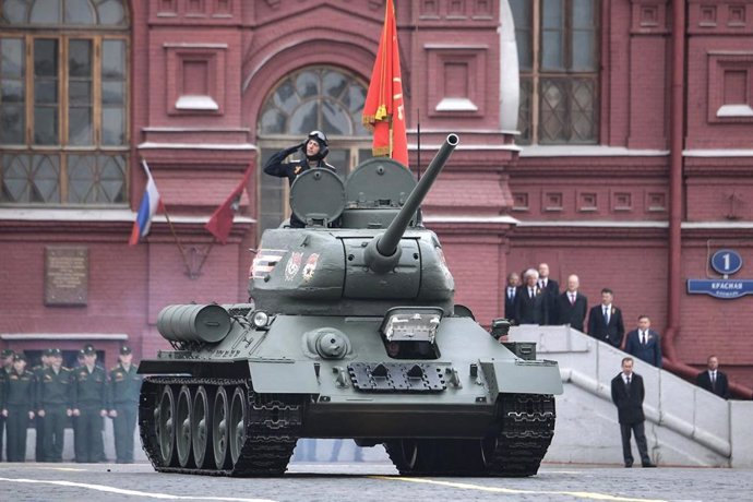 Archivo - Varios soldados durante un desfile militar frente al Kremlin en Rusia. 