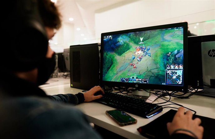 Archivo - Un niño jugando a un videojuego