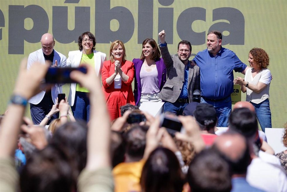 Archivo - (I-D) El presentador de televisión Tomás Molina; la candidata de ERC a las elecciones europeas, Diana Riba; la candidata de ERC por Tarragona, Raquel Sans; la cabeza lista de ERC para Lleida, Marta Vilalta; el presidente de la Generalitat de C