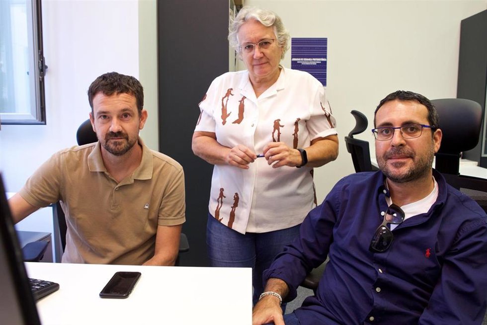 Equipo investigador de la UA que ha participado en un estudio mundial sobre la malaria: Gabriel García Atiénzar (izquierda), M. Paz de Miguel Ibáñez (centro) y Alejandro Romero Rameta (derecha).