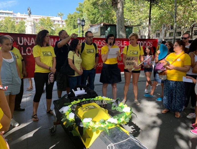 Archivo - Concentración y performance de 'Escuelas de Calor' (Foto de archivo).