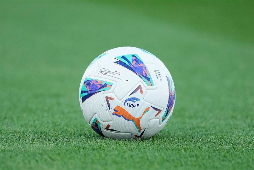Archivo - Imagen del balón de la Liga F 2023-2024. 
