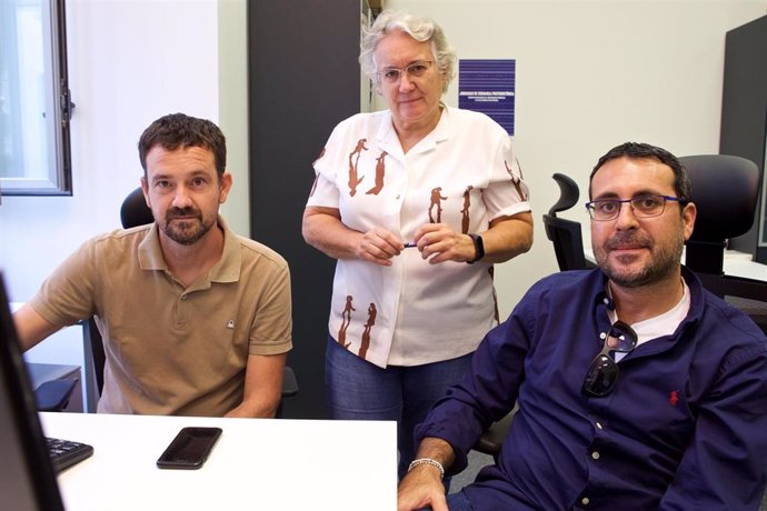 Equipo investigador de la UA que ha participado en un estudio mundial sobre la malaria: Gabriel García Atiénzar (izquierda), M.ª Paz de Miguel Ibáñez (centro) y Alejandro Romero Rameta (derecha).