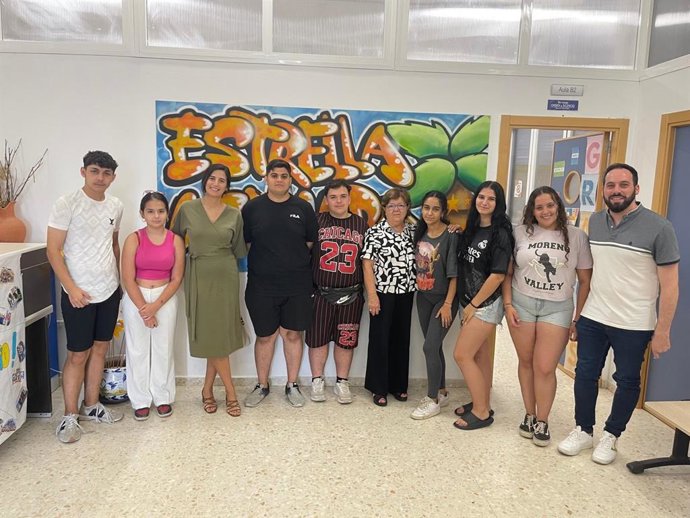 Dolores Sánchez (centro) y Carmen Arcos (3ª izda.), con integrantes de Estrella Azahara y jóvenes participantes en los talleres.