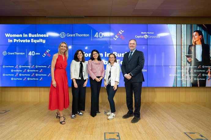 Isabel Perea, socia de Grant Thornton; Aída Fernández, subsecretaria de Economía, Comercio y Empresa; Natividad Sierra y Sonia Fernández, presidentas de Level 20 y Ramón Galcerán, presidente de Grant Thornton.