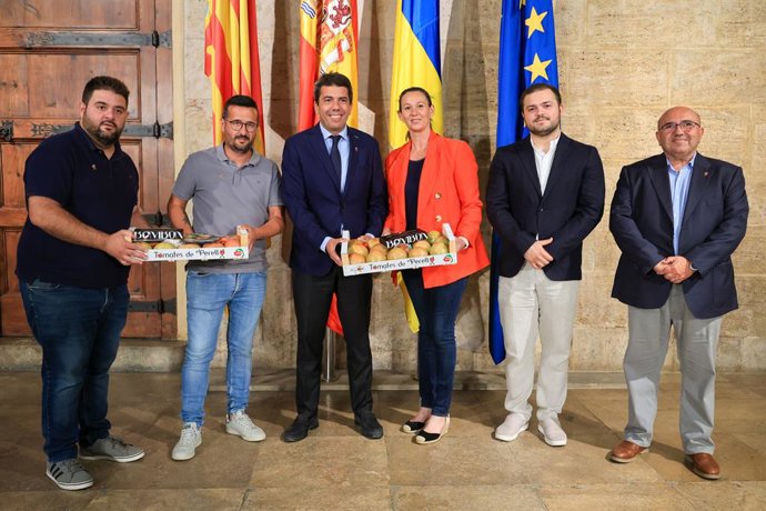 El president de la Generalitat, Carlos Mazón, manté una trobada amb el president de la Cooperativa Unió Protectora del Perelló, David Pons