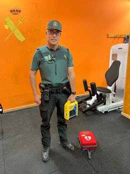 Agente de la Guardia Civil con desfribrilador.