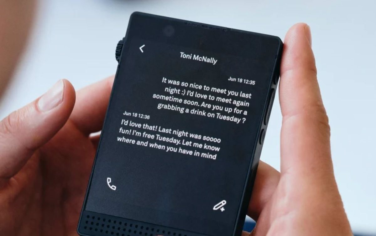 Light Phone III redefines the concept of a non-smart mobile with a black and white screen