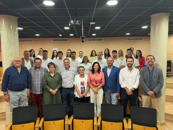 Gálvez (4ª dcha.) y Ruz (3º dcha.), junto a alcaldes de la Campiña Sur, en la clausura del Programa de Empleo y Formación 'Campiña Sur Cibersegura', con la asistencia de los participantes en el mismo.