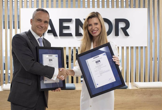 Rafael García Meiro, consejero delegado de Aenor, y Carmen Díaz, consejera delegada de Holcim España.